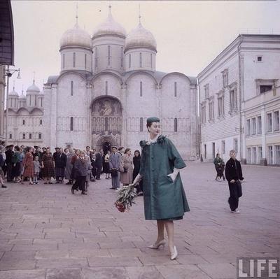 Moscow, Soviet Union (1959). Yves Saint Laurent for Dior, the USSR had  recently allowed foreign designers to sell clothes there so Dior did a  street fashion show. : r/OldSchoolCool