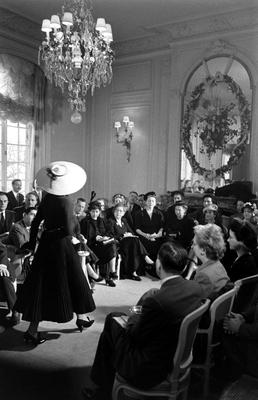 историягума 🕰В июне 1959 года в Москве высадился десант французского Дома  Dior. 12 француженок, 10 чемоданов, 120 платьев и бесчисленное… | Instagram