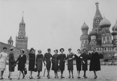 cru tous les jours: Modèles de Dior à Moscou en Juin 1959 | Dior fashion,  Dior, London college of fashion