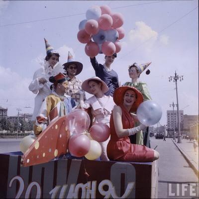 историягума 🕰В июне 1959 года в Москве высадился десант французского Дома  Dior. 12 француженок, 10 чемоданов, 120 платьев и бесчисленное… | Instagram