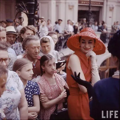 Почему знаменитая фотоссесия моделей Диора в Москве 1959 года была  глумлением над СССР | Культур-трегер | Дзен