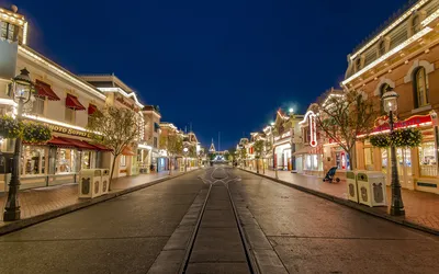 Three hurt at Disneyland when lamppost topples over on Main Street USA