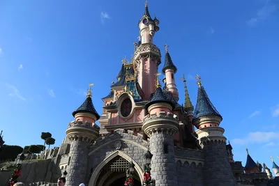 Диснейленд, Париж - 14-ое мая 2016: Парк Диснейленда в Париже, Франции  Замок спящей красавицы Редакционное Стоковое Фото - изображение  насчитывающей ощупывание, сновидение: 77473888