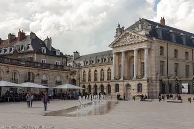 Место De Ла LibÃ©ration и герцогский дворец, Дижон, Франция Редакционное  Стоковое Изображение - изображение насчитывающей дижонской, музей: 67155324