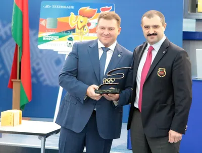 Виктор Лукашенко вручил Дмитрию Лукашенко приз. Фотофакт