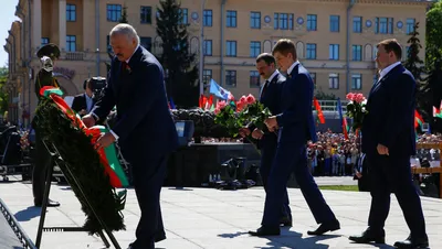 Фотофакт: Лукашенко с сыновьями возложил венок к монументу Победы -  09.05.2018, Sputnik Беларусь