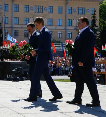 Фотофакт: Лукашенко с сыновьями возложил венок к монументу Победы -  09.05.2018, Sputnik Беларусь