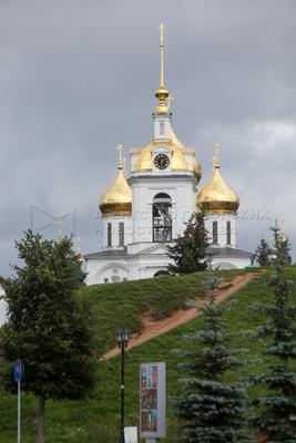 деревянные ворота в пасмурный летний день встраиваются в земляные валы  дмитровского кремля. древний город дмитров москва Редакционное Фотография -  изображение насчитывающей кремль, ортодоксальность: 226340032