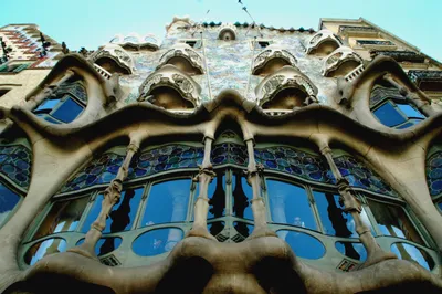 Мандруй Дешевше - Дома Бальо, Барселона Первоначально здание Дома Бальо  было построено Эмилио Сала Кортесом (одним из профессоров архитектуры  Антонио Гауди) в 1877 году. В 1903 году оно было приобретено текстильным  магнатом