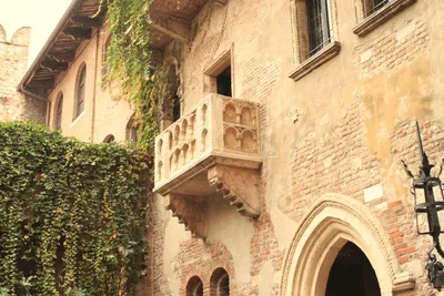 Стены дома Джульетты в Вероне очистят от надписей и записок туристов