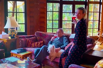 Объятия, вино и поцелуи: 81-летний Кончаловский и 45-летняя Высоцкая  проводят романтические каникулы в Греции - KP.RU