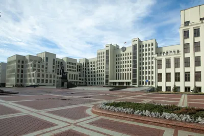 Белоруссия. Дом Правительства Республики Беларусь. Обратите внимание -  здание построено в 1930-х годах в стиле советского конструктивизма