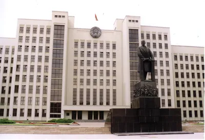 File:Belarus-Minsk-House of Government and Vladimir Lenin Monument-1.jpg -  Wikimedia Commons