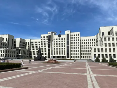 Мужчина совершил самоподжог у Дома правительства в Минске | Euronews