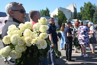 Светлана Шатунова с детьми - Эстеллой и Дэннисом, приехала в Москву чтоб  побывать на могиле мужа и папы Юрия Шатунова. .. | ВКонтакте