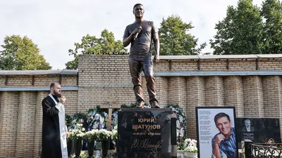 На могиле Юрия Шатунова установили памятник стоимостью 10 миллионов рублей.  Дети артиста впервые появились на публике, фото с церемонии