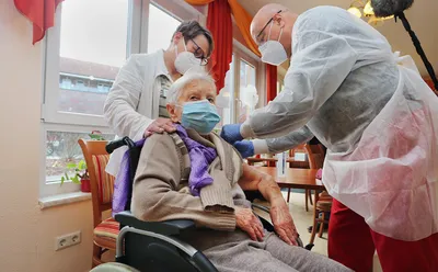 Первой вакцину от коронавируса в Германии получила 101-летняя женщина — РБК