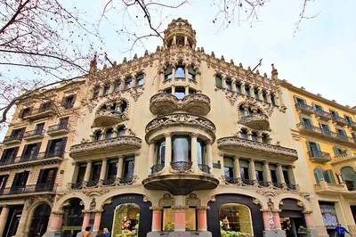 фасад дома с тысячей глаз в барселоне Редакционное Фото - изображение  насчитывающей город, каталония: 225097396