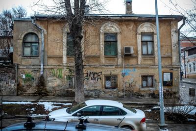 С дома в центре Москвы ветром сорвало часть крыши — РБК