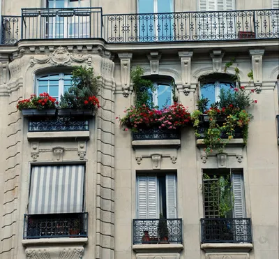 Жилые дома во Франции с балконами Стоковое Фото - изображение насчитывающей  франция, любое: 169544254