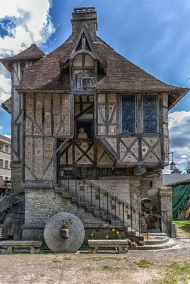 Этот дом во Франции построили в 1509 году и в нем до сих пор живут люди |  Пикабу