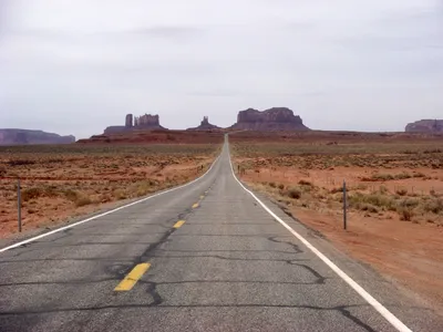 Бесконечная дорога в пустыне, США Стоковое Фото - изображение насчитывающей  ряд, парк: 60093970