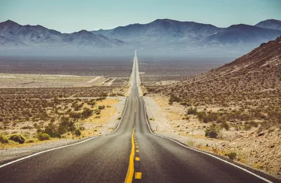 Трасса 50 Невада США - самая сиротливая дорога в Америке Стоковое Фото -  изображение насчитывающей одиночно, пустыня: 105159226