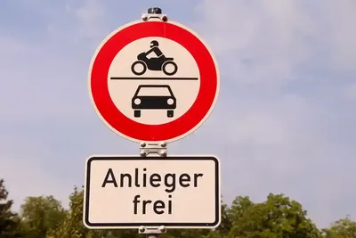 Оранжевая стрелка на автомагистралях в Германии: что означает?