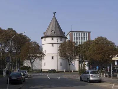 Дортмунд, Германия - 2 августа 2019 года: Дортмунд U-Tower или Dortmunder U  - это бывшее пивоваренное здание в городе Редакционное Изображение -  изображение насчитывающей письмо, немецко: 157282375