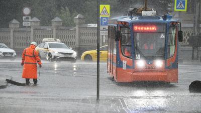 Москву накрыл мощный ливень с грозой - РИА Новости, 26.07.2022