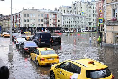 Сильный дождь подтопил некоторые улицы в Москве // Видео НТВ