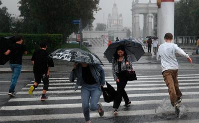 На Москву обрушился сильнейший за полтора века проливной дождь: кадры  разгула стихии