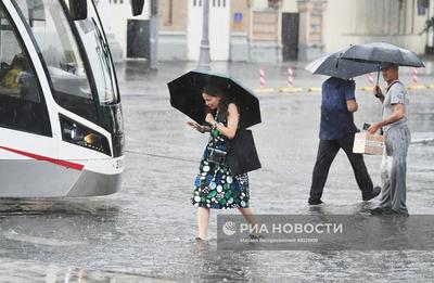 Ливень затопил станции метро, крупные шоссе и магазины: последствия мощного  дождя в Москве - KP.RU