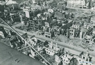 Жители возвращаются после эвакуации в разрушенный Дрезден — военное фото
