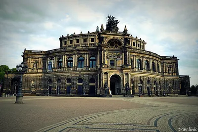 Дрезден, Германия Городской Через Реку Эльба. Фотография, картинки,  изображения и сток-фотография без роялти. Image 23053247