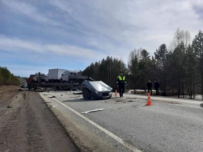 Один человек погиб при столкновении двух автомобилей в Свердловской области  - РИА Новости, 04.01.2022