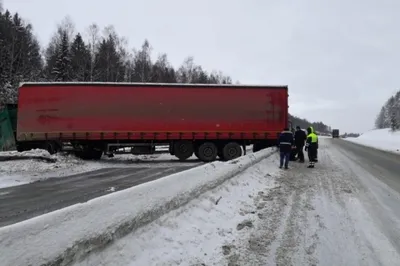 В ДТП на трассе «Пермь — Екатеринбург» столкнулись четыре автомобиля  Красноуфимск Онлайн