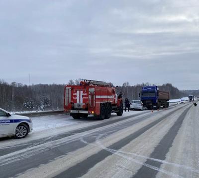 Фура перегородила движение на трассе Пермь – Екатеринбург | АиФ–Пермь | Дзен