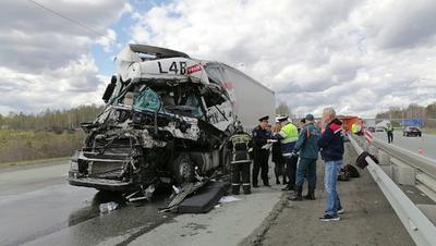 На трассе Пермь — Екатеринбург в смертельном ДТП погибли два человека,  водитель и пассажир Peugeot 27 января 2023 г. - 27 января 2023 - 59.ру