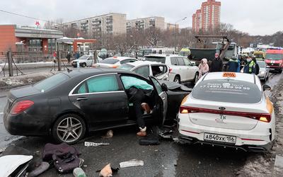 В Москве грузовик раздавил такси. Кадры с места смертельного ДТП - Газета.Ru