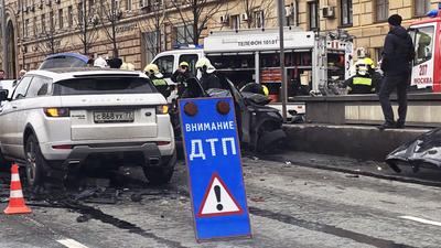 На переднем сиденье страшно было\": очевидец о смертельном ДТП в Москве ::  Новости :: ТВ Центр