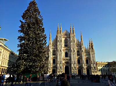 Собор дуомо Di Milano на площади дуомо. Милан, Италия Редакционное  Изображение - изображение насчитывающей старо, строя: 203326865