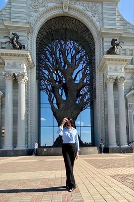 Дворец земледелия с бронзовым деревом в заходе солнца в Казани Редакционное  Фотография - изображение насчитывающей город, монументально: 72500517