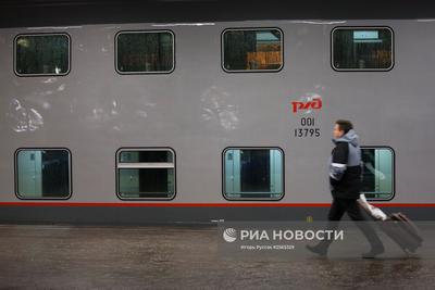 Фирменный поезд «Санкт-Петербург – Москва (двухэтажный)» просто