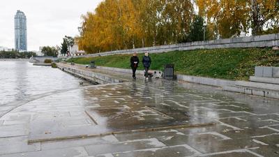 В Екатеринбурге около Театра драмы установили трехметровую стальную букву «Е»  – Коммерсантъ Екатеринбург