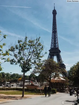 ПАРИЖ - ИЮЛЬ 2014: Эйфелева башня посещения туристов Париж привлекает 4  Редакционное Стоковое Изображение - изображение насчитывающей металл,  достопримечательностью: 105469319