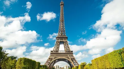 Эйфелева башня и туристы на чемпионе De Марсе на летний день в Париже  Редакционное Изображение - изображение насчитывающей день, назначение:  101975235