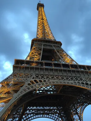В Париже временно эвакуировали людей с Эйфелевой башни – DW – 12.08.2023