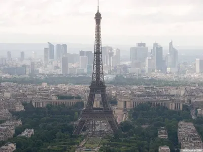 Общий вид Эйфелевой башни в Париже с старым влиянием открытки Стоковое Фото  - изображение насчитывающей утюг, праздник: 52428022