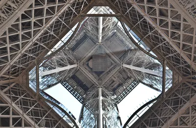 Париж, Франция, 30 марта 2017 года: Внутри Эйфелевой башни в Париже,  Франция Вид внутрь Эйфелевой башни Большой Редакционное Стоковое  Изображение - изображение насчитывающей небо, структура: 158628374